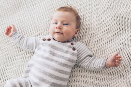 Aktiviteter og lege - 2 måneders baby - LittleUnBox