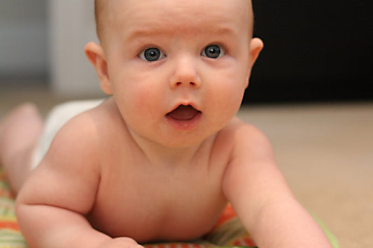 Aktiviteter og lege - 5 måneders baby - LittleUnBox